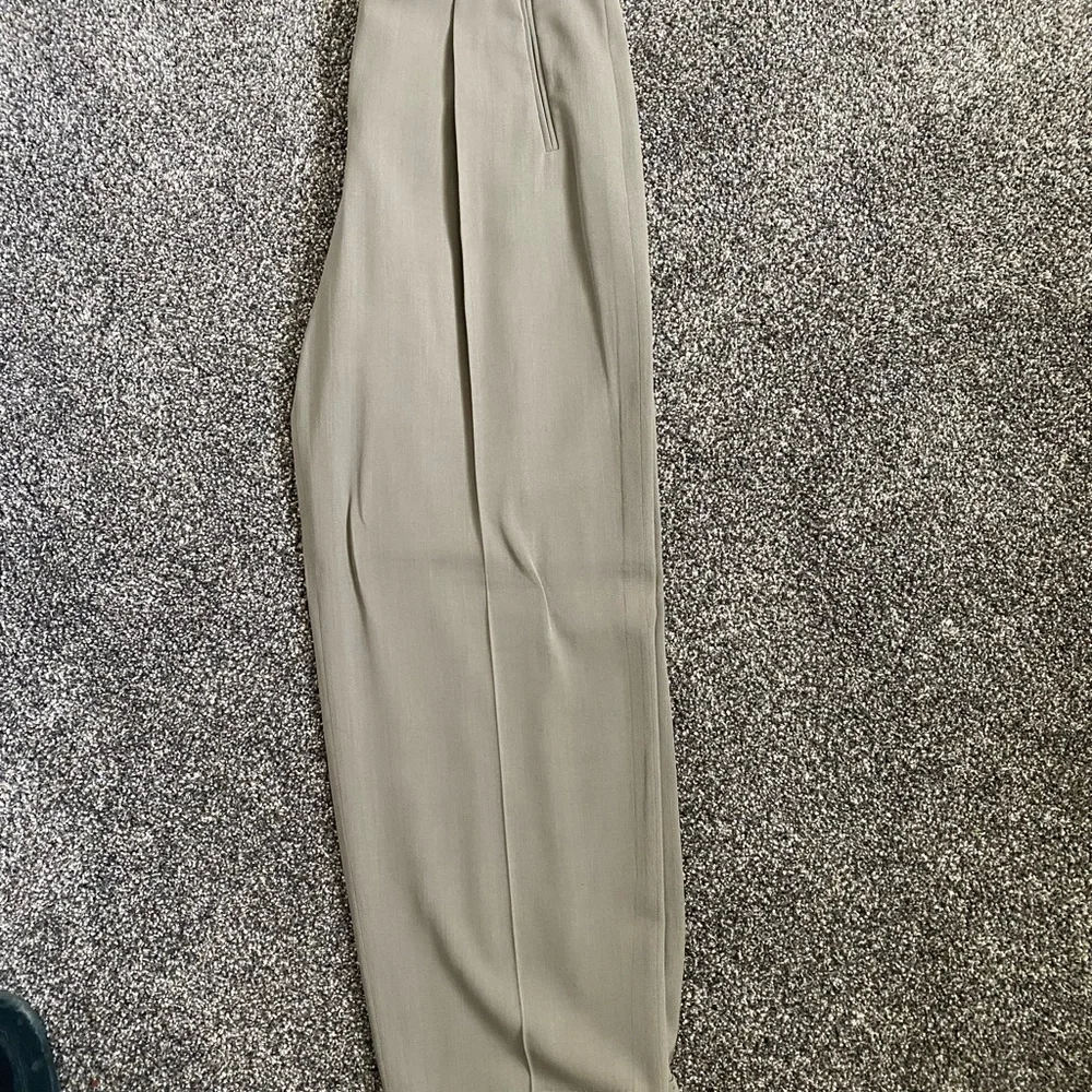 Womens Armani Collezioni pant suit. Size 4 - Picture 2 of 5